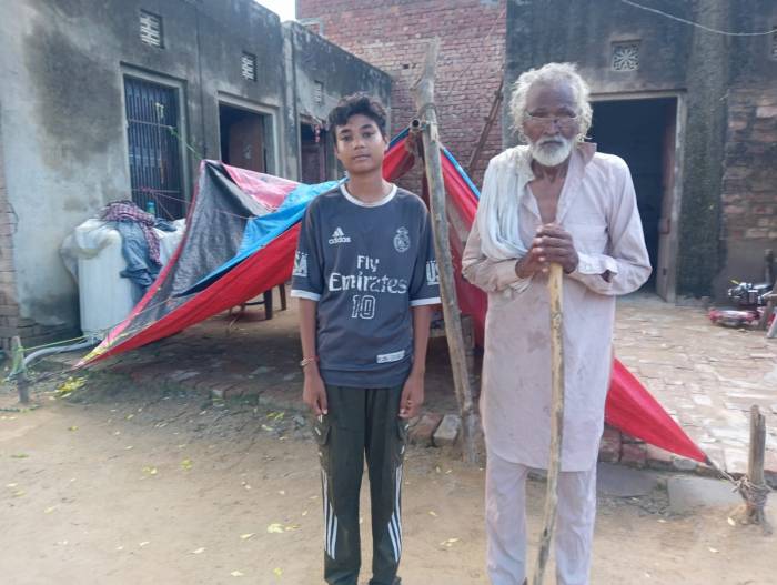 ਗਰੀਬ ਨਰਿੰਜਨ ਸਿੰਘ ਦਾ ਘਰ ਡਿੱਗਿਆ ਤਰਪਾਲ ਥੱਲੇ ਰਾਤਾਂ ਕੱਟਣ ਲਈ ਮਜਬੂਰ