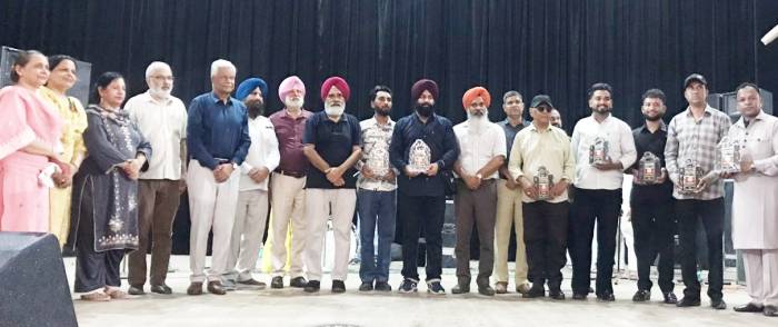 ਦਸਮੇਸ਼ ਗਰਲ਼ਜ ਬਾਦਲ ਵਿਖੇ ਤੀਆਂ ਦੇ ਸਮਾਗਮ ਮੌਕੇ ਇੰਦਰ ਵੜੈਚ ਦੀ ਸ਼ਿਕਰਤ