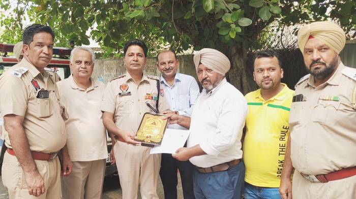 ਟਰੈਫਿਕ ਨਿਯਮਾਂ ਦੀ ਪਾਲਣਾ ਕਰਨ ਵਾਲੀ ਪਬਲਿਕ ਨੂੰ ਪੁਲਿਸ ਵੱਲੋਂ ਕੀਤਾ ਗਿਆ ਸਨਮਾਨਿਤ