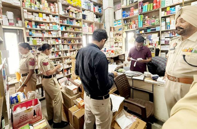 ਪੁਲਿਸ ਵੱਲੋਂ ਡਰੱਗ ਇੰਸਪੈਕਟਰ ਸਮੇਤ ਗਿੱਦੜਬਾਹਾ 12 ਮੈਡੀਕਲ ਸਟੋਰਾਂ ਦੀ ਕੀਤੀ ਗਈ ਚੈਕਿੰਗ।