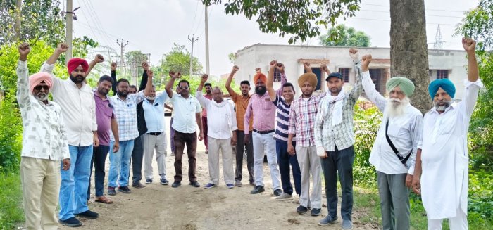 ਐਕਸੀਅਨ ਦੇ ਖਿਲਾਫ਼ ਕੀਤੀ ਗੇਟ ਰੈਲੀ, 2 ਨੂੰ ਅਰਥੀ ਫੂਕ ਮੁਜ਼ਾਹਰੇ ਦੀ ਦਿੱਤੀ ਚੇਤਾਵਨੀ