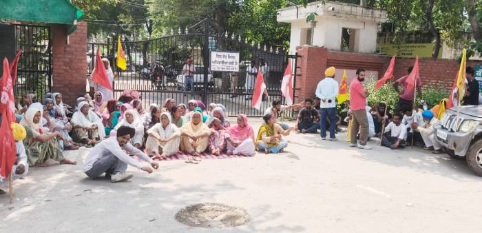 ਪਿੰਡ ਦੇ ਰੁਕੇ ਹੋਏ ਕੰਮਾਂ ਨੂੰ ਚਾਲੂ ਕਰਾਉਣ ਲਈ ਇੱਕ ਮੰਗ ਪੱਤਰ ਪ੍ਰਸਾਸ਼ਨਿਕ ਅਧਿਕਾਰੀਆਂ ਨੂੰ ਸੌਪਿਆ