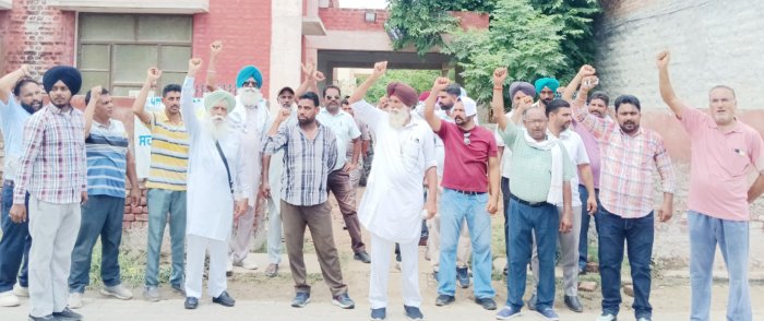 ਬਿਜ਼ਲੀ ਕਰਮਚਾਰੀ ਦੀ ਬਦਲੀ ਤੋਂ ਬਾਅਦ ਰੀਲੀਵ ਕਰਨ ਦਾ ਪੇਚ ਫਸਿਆ