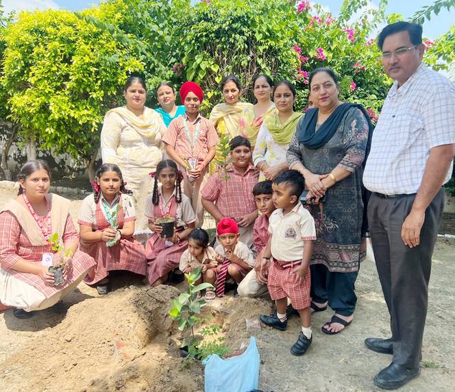 ਉਦੇਕਰਨ ਦੇ ਡੀ ਵੀ ਐਮ ਪਬਲਿਕ ਸਕੂਲ ਵਿੱਚ ਪੌਦੇ ਲਗਾਏ ਗਏ