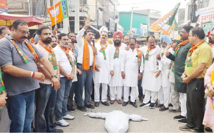 ਭਾਜਪਾ ਵੱਲੋਂ ਘਾਹ ਮੰਡੀ ਚੌਂਕ ਵਿਖੇ ਫੂੱਕਿਆ ਗਿਆ ਮੁੱਖਮੰਤਰੀ ਭਗਵੰਤ ਸਿੰਘ ਮਾਨ ਦਾ ਪੁਤਲਾ