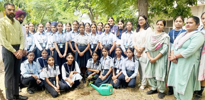 ’ਏਕ ਪੇੜ ਮਾਂ ਕੇ ਨਾਮ’ ਮੁਹਿੰਮ ਤਹਿਤ ਦੇਸ਼ ਭਗਤ ਗਲੋਬਲ ਸਕੂਲ ਵਿਖੇ ਲਗਾਏ ਗਏ ਬੂਟੇ