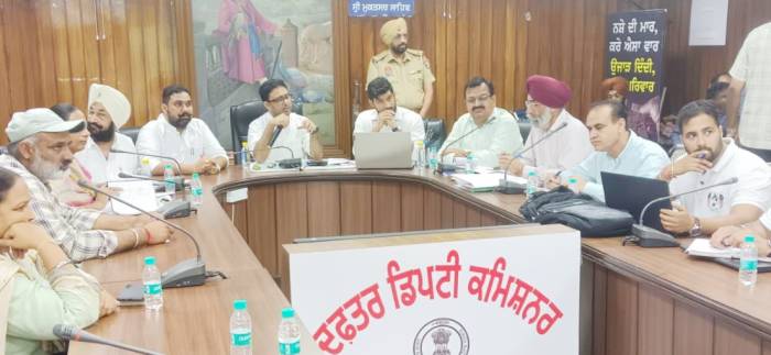 ਪਿੰਡਾਂ ’ਚ ਬਣਾਏ ਜਾ ਰਹੇ ਖੇਡ ਮੈਦਾਨਾਂ ਸਬੰਧੀ ਕੀਤੇ ਜਾ ਰਹੇ ਕੰਮਾਂ ਦੀ ਸਮੀਖਿਆ ਲਈ ਡਿਪਟੀ ਕਮਿਸ਼ਨਰ ਅਭਿਜੀਤ ਕਪਲਿਸ਼ ਵੱਲੋਂ ਮੀਟਿੰਗ