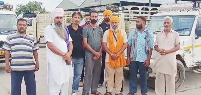 ਗੈਰ ਕਾਨੂੰਨੀ ਪੀਟਰ ਰੇਹੜੀਆਂ ਤੇ ਮੋਟਰਸਾਈਕਲ ਰੇਹੜੀਆਂ ਨੂੰ ਬੰਦ ਕਰਵਾਉਣ ਨੂੰ ਲੈ ਕੇ ਡੀਸੀ ਨੂੰ ਸੌਂਪਿਆ ਮੰਗ ਪੱਤਰ