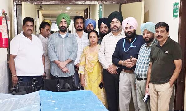 ਆਈ.ਡੀ.ਬੀ.ਆਈ. ਬੈਂਕ ਵੱਲੋਂ ਸਿਵਲ ਹਸਪਤਾਲ ਨੂੰ ਵੀਲ੍ਹ ਚੇਅਰ ਤੇ ਸਟੇਚਰ ਦਾਨ