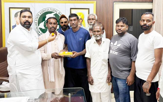 ਦਾਣਾ ਮੰਡੀ ਮਜਦੂਰੀ ਵਧਾਉਣ ’ਤੇ ਮੁੱਖ ਮੰਤਰੀ ਜੀ ਦਾ ਕੀਤਾ ਧੰਨਵਾਦ ਅਤੇ ਚੇਅਰਮੈਨ ਜਸ਼ਨ ਬਰਾੜ ਜੀ ਦਾ ਕਰਾਇਆ ਮੂੰਹ ਮਿੱਠਾ