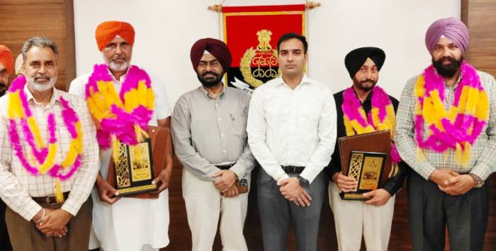 ਪੁਲਿਸ ਵੱਲੋਂ ਸੇਵਾ ਮੁਕਤ ਹੋਏ ਪੁਲਿਸ ਅਧਿਕਾਰੀਆਂ ਨੂੰ ਵਿਦਾਇਗੀ ਪਾਰਟੀ ਦਿੱਤੀ ਅਤੇ ਕੀਤਾ ਸਨਮਾਨ