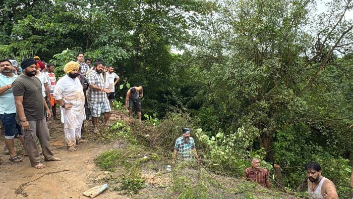 ਹੜ੍ਹਾਂ ਵਰਗੇ ਹਾਲਾਤ ਨਾਲ ਨਜਿੱਠਣ ਲਈ ਕੈਬਨਿਟ ਮੰਤਰੀ ਹਰਜੋਤ ਬੈਂਸ ਨੇ ਹਲਕੇ ਦਾ ਖੁੱਦ ਸੰਭਾਲਿਆ ਮੋਰਚਾ