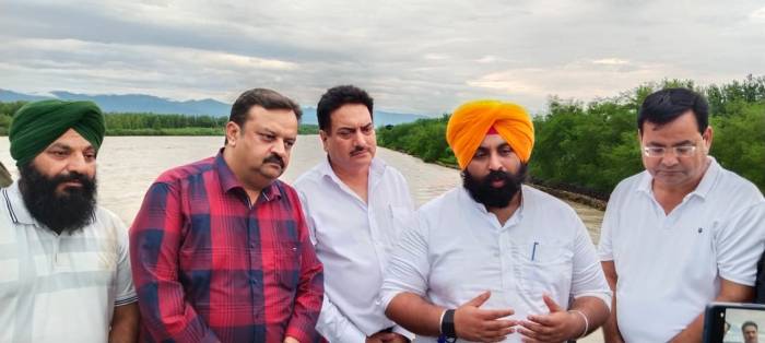 ਹੜ੍ਹਾਂ ਵਰਗੇ ਹਾਲਾਤ ਨਾਲ ਨਜਿੱਠਣ ਲਈ ਕੈਬਨਿਟ ਮੰਤਰੀ ਹਰਜੋਤ ਬੈਂਸ ਨੇ ਸਹਿਯੋਗੀਆਂ ਦਾ ਕੀਤਾ ਵਿਸੇਸ਼ ਧੰਨਵਾਦ