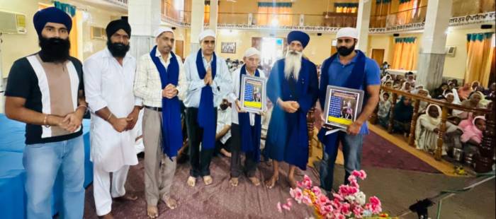 ਪੁਰਾਤਨ ਜਨਮ ਪੱਤਰੀ ਪੈੜੇ ਮੋਖੇ ਵਾਲੀ ਗੁਰਦੁਆਰਾ ਸਾਹਿਬ ਨੂੰ ਕੀਤੀ ਭੇਂਟ 