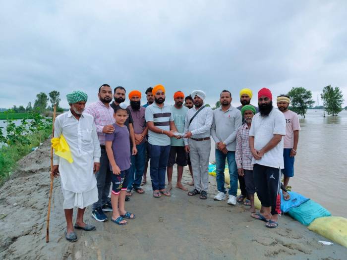 ਗੋਰਮਿੰਟ ਟੀਚਰਜ਼ ਯੂਨੀਅਨ ਤੇ  ਬੀ.ਐਡ. ਫਰੰਟ ਫਗਵਾੜਾ ਦੇ ਆਗੂਆਂ ਵੱਲੋਂ ਆਰਜੀ ਬੰਨ੍ਹ ਤੇ ਚੱਲ ਰਹੀ ਸੇਵਾ ਵਿੱਚ ਯੋਗਦਾਨ ਪਾਇਆ 