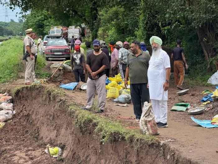 ਬਰਸਾਤੀ ਪਾਣੀ ਨਾਲ ਪ੍ਰਭਾਵਿਤ ਨਹਿਰ ਦੀ ਗੰਭੀਰ ਸਥਿਤੀ ‘ਤੇ ਇਕਬਾਲ ਸਿੰਘ ਲਾਲਪੁਰਾ ਦਾ ਦੌਰਾ, ਬੀਬੀਐਮਬੀ ਚੇਅਰਮੈਨ ਨੂੰ ਤੁਰੰਤ ਮਰੰਮਤ ਲਈ ਕੀਤਾ ਫ਼ੋਨ, ਜਲਦੀ ਮਿਲਣਗੇ ਸੰਬੰਧਤ ਮੰਤਰੀ ਨਾਲ