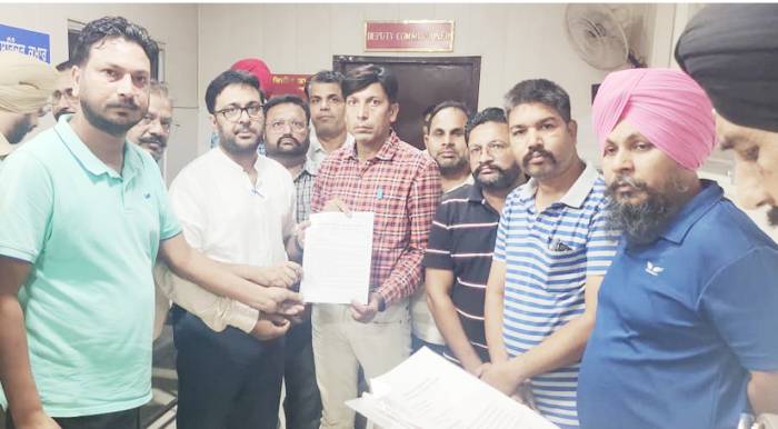 ਡੈਮੋਕ੍ਰੈਟਿਕ ਮੁਲਾਜ਼ਮ ਫੈਡਰੇਸ਼ਨ ਵੱਲੋਂ ਹੜ੍ਹ ਪੀੜਤਾਂ ਦੀਆਂ ਮੁਸ਼ਕਿਲਾਂ ਸੰਬੰਧੀ ਦਿੱਤਾ ਮੰਗ ਪੱਤਰ