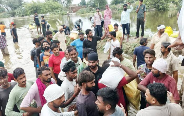 ਹੜ੍ਹ ਪੀੜ੍ਹਤਾਂ ਦੀ ਸਹਾਇਤਾ ਲਈ ਸੁੱਕੇ ਰਾਸ਼ਨ ਸਬਜ਼ੀਆਂ ਅਤੇ ਪੀਣ ਵਾਲੇ ਪਾਣੀ ਦੀ ਸੇਵਾ