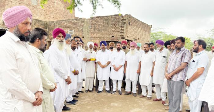 ਸ਼੍ਰੋਮਣੀ ਅਕਾਲੀ ਦੇ ਆਹੁਦੇਦਰਾਂ ਨੇ ਪਿੰਡ ਝਬੇਲਵਾਲੀ ਦੇ ਪੀੜ੍ਹਤ ਪਰਿਵਾਰ ਨੂੰ ਸਹਾਇਤਾ ਦੇ ਰੂਪ ’ਚ ਦਿੱਤੇ 50 ਹਜ਼ਾਰ