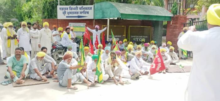 ਹੜ੍ਹਾਂ ਨੂੰ ਕੌਮੀ ਆਫ਼ਤ ਐਲਾਨੇ ਕੇਂਦਰ ਸਰਕਾਰ: ਭਾਕਿਯੂ ਏਕਤਾ ਉਗਰਾਹਾਂ ਨੇ ਹੜ੍ਹ ਪੀੜ੍ਹਤਾਂ ਲਈ ਦਿੱਤਾ ਰੋਸ ਧਰਨਾ