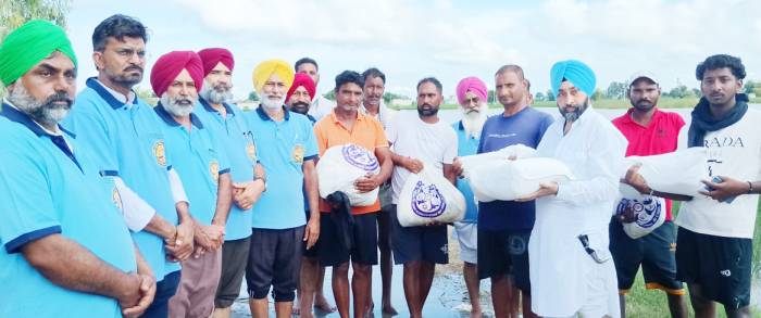 ਸਰਬੱਤ ਦਾ ਭਲਾ ਚੈਰੀਟੇਬਲ ਟਰੱਸਟ ਵੱਲੋਂ ਪਾਣੀ ਵਿੱਚ ਘਿਰੇ ਘਰਾਂ ਵਿੱਚ ਕਿਸ਼ਤੀਆਂ ਰਾਹੀਂ ਪਹੁੰਚਾਇਆ ਰਾਸ਼ਨ