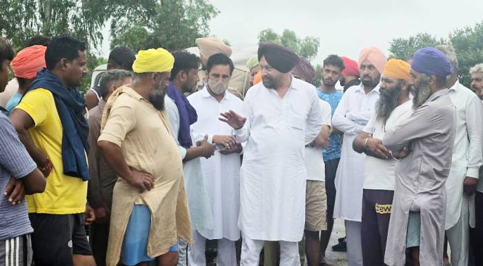 ਬਰਸਾਤੀ ਪਾਣੀ ਦੀ ਮਾਰ ਹੇਠਾਂ ਆਏ ਪਿੰਡਾਂ ਨਾਲ ਚੱਟਾਨ ਵਾਂਗੂ ਖੜੇ ਵਿਧਾਇਕ ਕਾਕਾ ਬਰਾੜ
