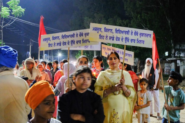 ਸ਼ਹੀਦਾਂ ਦੀ ਯਾਦ ਨੂੰ ਸਮਰਪਿਤ ਇੰਦਰਾ ਕਲੋਨੀ ਵਿਖੇ ਕੱਢਿਆ ਕੈਂਡਲ ਮਾਰਚ 