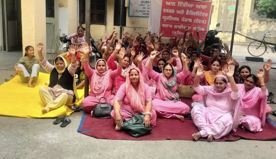ਆਸ਼ਾ ਵਰਕਰਾਂ ਵੱਲੋਂ ਆਪਣੀਆਂ ਮੰਗਾਂ ਨੂੰ ਲੈ ਕੇ ਮੁਢਲਾ ਸਿਹਤ ਕੇਂਦਰ ਦਿੱਤਾ ਵਿਖੇ ਗਿਆ ਧਰਨਾ