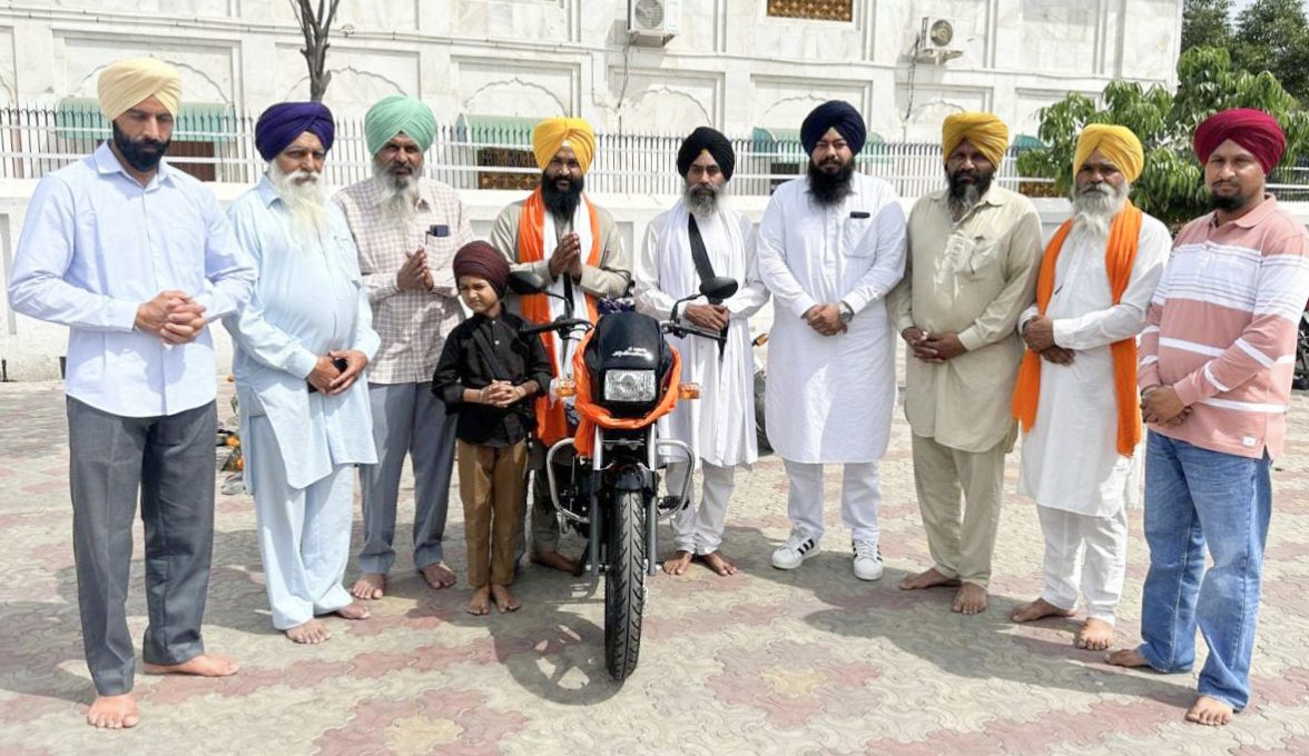 ਪਿੰਡ ਕਾਲਸ ਕਲਾਂ ਦੀ ਸੰਗਤ ਵੱਲੋਂ ਗ੍ਰੰਥੀ ਸੁਖਵਿੰਦਰ ਸਿੰਘ ਦਾ ਮੋਟਰਸਾਈਕਲ ਨਾਲ ਸਨਮਾਨ 