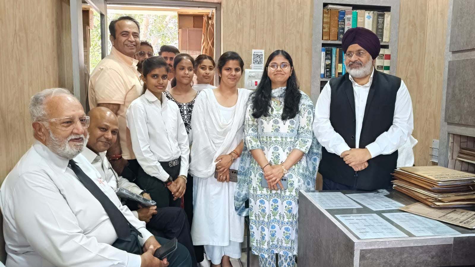 ਆਈਪੀਐਸ ਆਕ੍ਰਿਤੀ ਸਿੰਗਲਾ ਸੀਨੀਅਰ ਐਡਵੋਕੇਟ ਹਰਪ੍ਰੀਤ ਸਿੰਘ ਦੇ ਚੈਂਬਰ ਪਹੁੰਚੀ ਅਤੇ ਉਨ੍ਹਾਂ ਦਾ ਨਿੱਘਾ ਸਵਾਗਤ ਕੀਤਾ ਗਿਆ