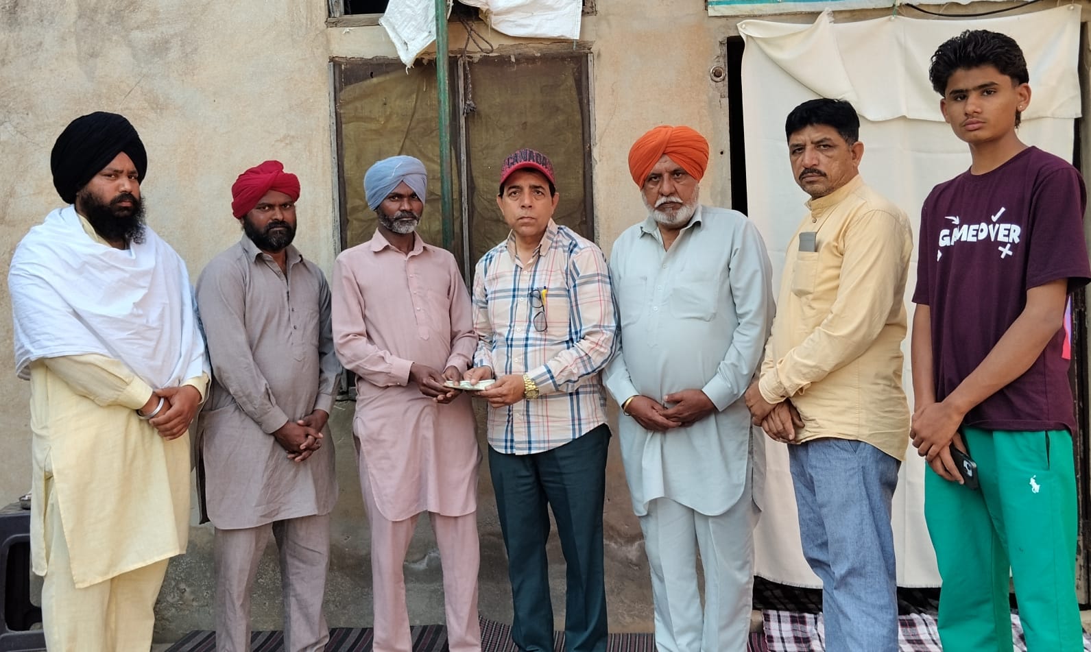 ਸਾਹਿਤ ਸਭਾ ਬਾਘਾਪੁਰਾਣਾ ਵੱਲੋਂ ਸਵਰਗੀ ਕਾਮਰੇਡ ਜੋਗਿੰਦਰ ਸਿੰਘ ਨਾਹਰ ਨੱਥੂਵਾਲਾ ਦੇ ਪਰਿਵਾਰ ਨੂੰ 10 ਹਜ਼ਾਰ ਸਹਾਇਤਾ ਰਾਸ਼ੀ ਦਿੱਤੀ ਗਈ 