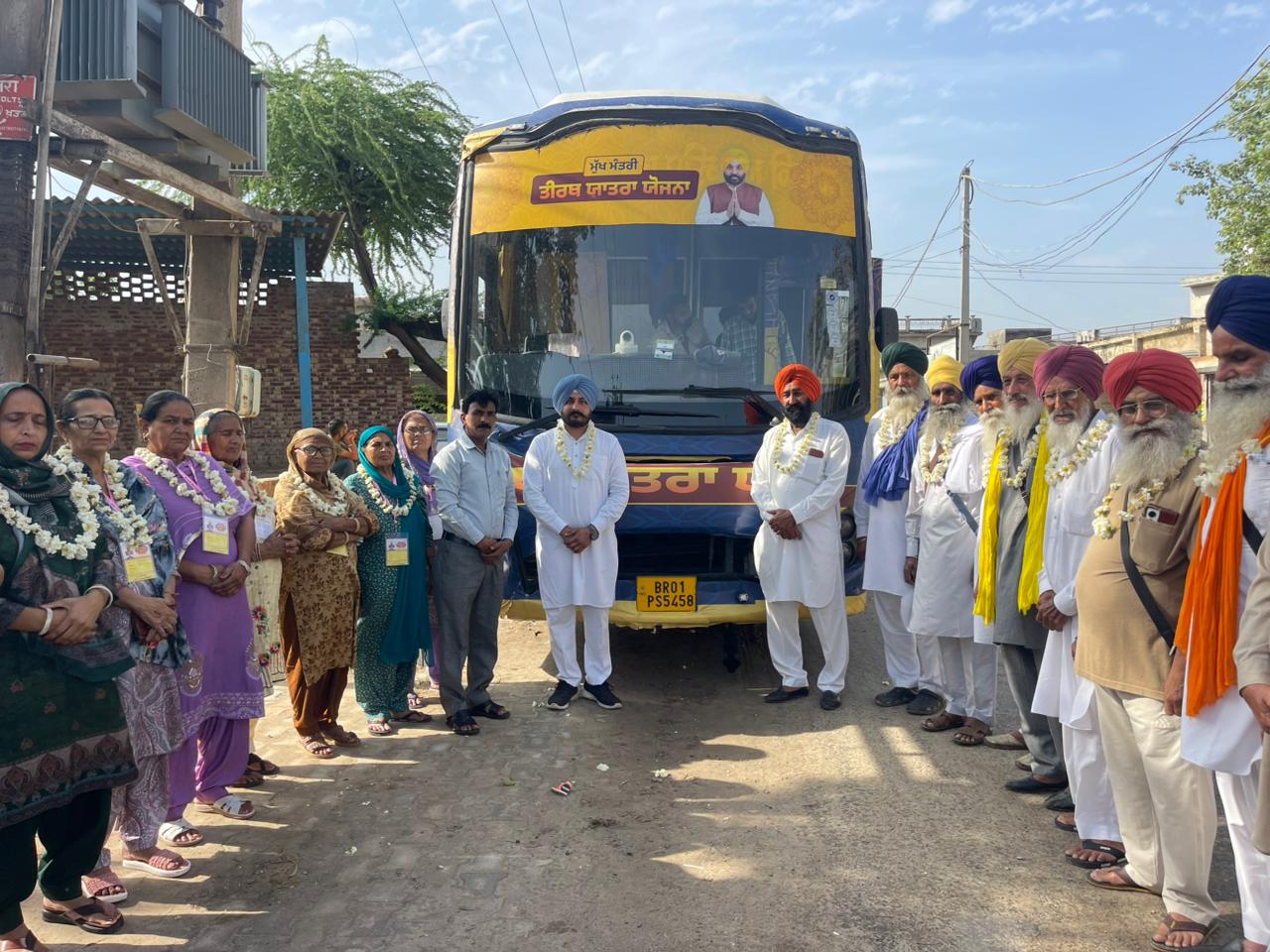 ਮੁੱਖ ਮੰਤਰੀ ਤੀਰਥ ਯਾਤਰਾ ਤਹਿਤ ਪਿੰਡ ਚੰਦਬਾਜਾ ਤੋਂ ਸ਼ਰਧਾਲੂਆਂ ਦੀ ਬੱਸ ਧਾਰਮਿਕ ਅਸਥਾਨਾਂ ਲਈ ਰਵਾਨਾ