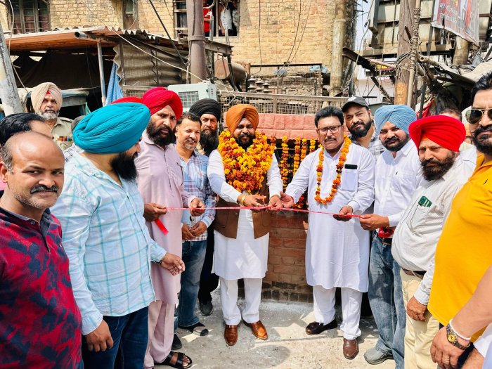 ਵਿਧਾਇਕ  ਜਸਬੀਰ ਸਿੰਘ ਸੰਧੂ ਵੱਲੋਂ ਵਾਰਡ ਨੰਬਰ 70, ਝਬਾਲ ਰੋਡ ਵਿਖੇ ਸੜਕਾਂ ਦੇ ਪ੍ਰੀਮਿਕਸ ਕੰਮ ਦੀ ਸ਼ੁਰੂਆਤ 