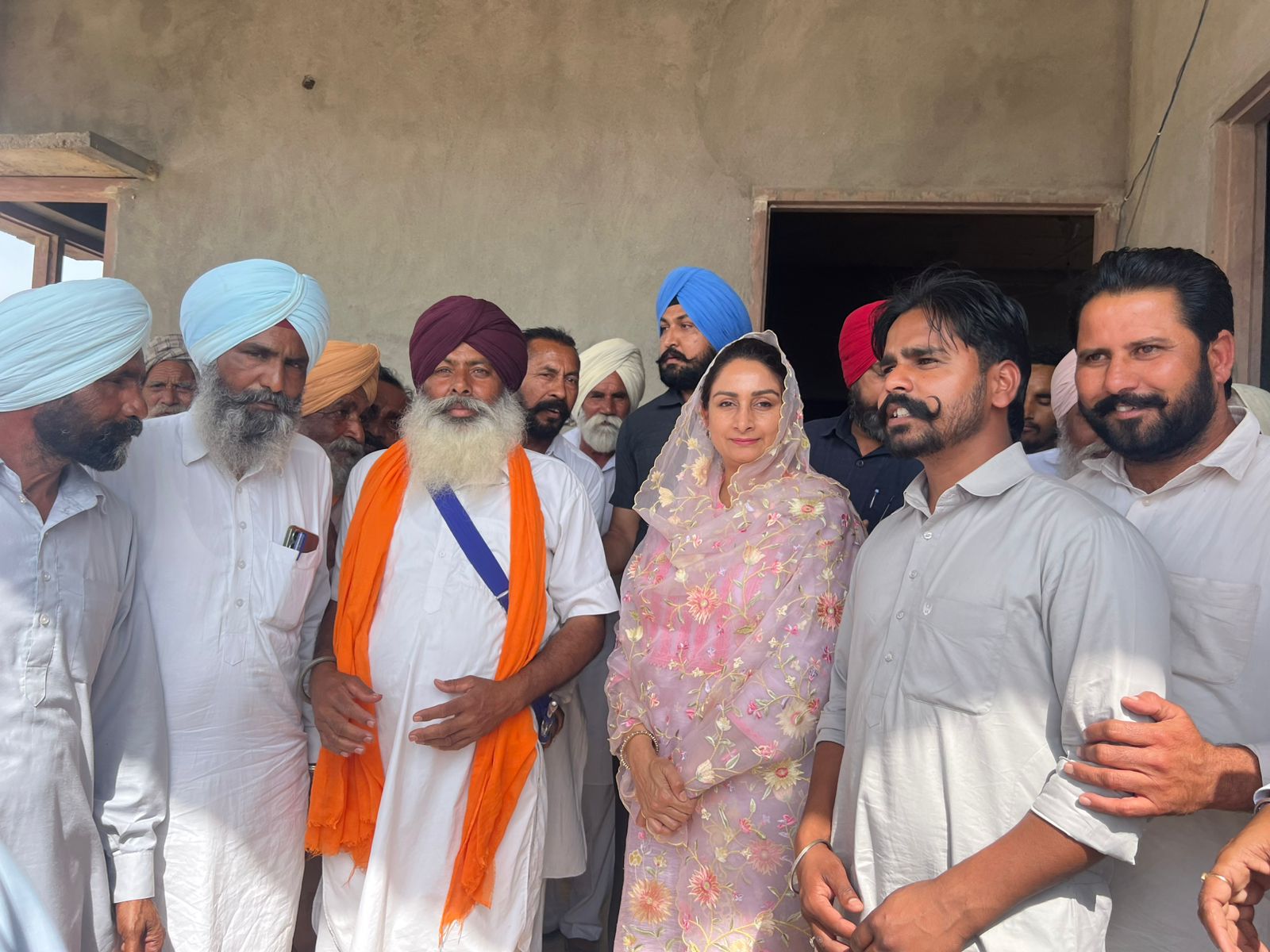 ਸਰਪੰਚ ਜਗਸੀਰ ਸਿੰਘ ਦੀ ਪਿਛਲੇ ਦਿਨੀਂ ਹੋਈ ਮੌਤ ਤੇ ਅਫਸੋਸ ਕਰਨ ਵਾਸਤੇ ਹਰਸਿਮਰਤ ਕੌਰ ਬਾਦਲ 