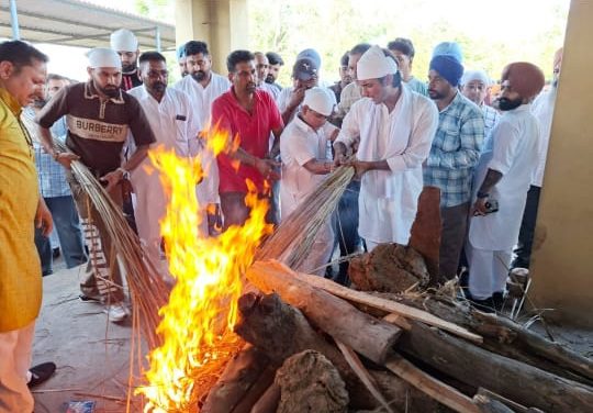 ਨਮ ਅੱਖਾਂ ਨਾਲ ਪ੍ਰਧਾਨ ਪਰਮਿੰਦਰ ਤਿਵਾੜੀ ਦੇ ਬੇਟਿਆਂ ਨੇ ਦਿੱਤੀ ਚਿਖਾ ਨੂੰ ਅਗਨੀ