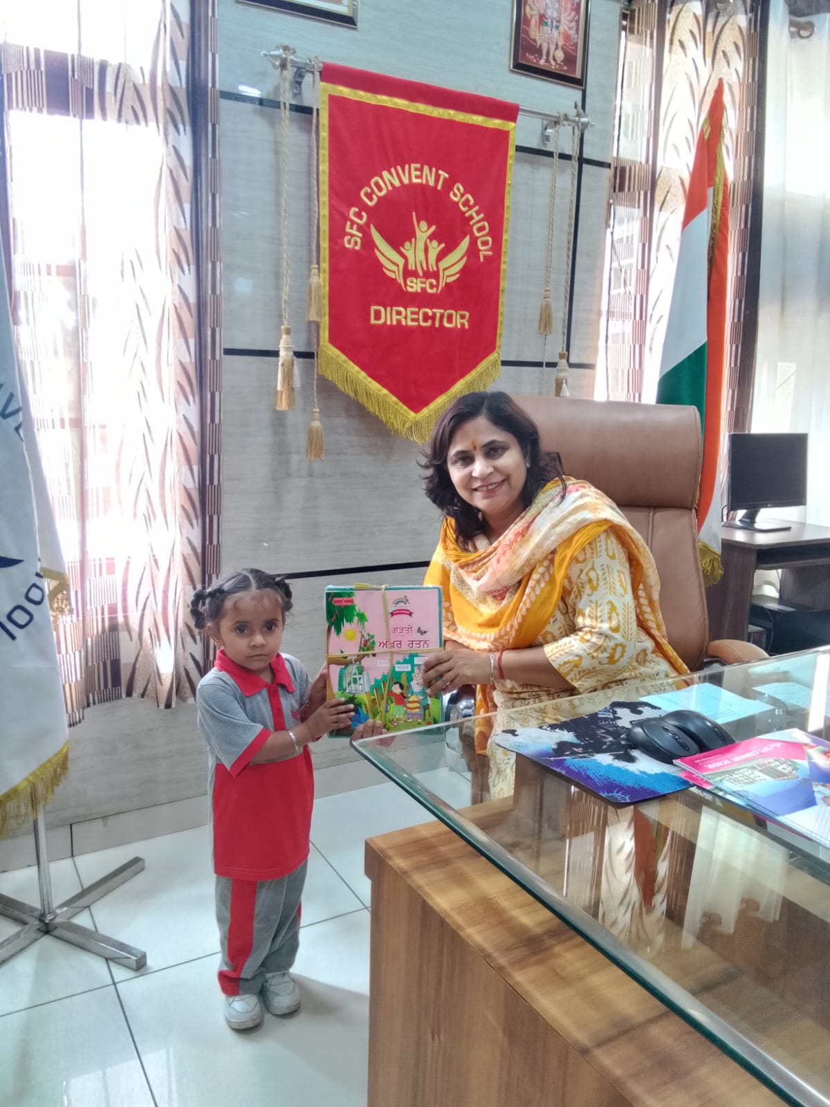 ਐਸ ਐਫ ਸੀ ਕਾਨਵੈਂਟ ਸਕੂਲ ਜਲਾਲਾਬਾਦ (ਪੂਰਬ) ਵਿੱਚ ਕਿੰਡਰ ਗਾਰਡਨ ਦੇ ਬੱਚਿਆਂ ਨੂੰ ਮੁਫਤ ਕਿਤਾਬਾਂ ਵੰਡੀਆਂ ਗਈਆਂ