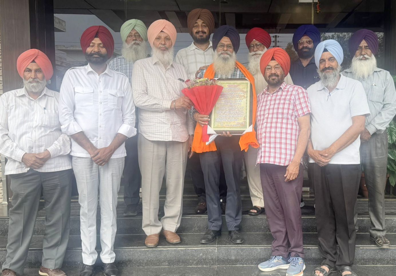 ਅੱਖਰ ਮੰਚ ਵੱਲੋਂ ਸੇਵਾ ਮੁਕਤੀ ਮੌਕੇ ਮੁੱਖ ਅਧਿਆਪਕ ਹਰੁਪਿੰਦਰ ਸਿੰਘ ਬਾਜਵਾ ਦਾ ਸਨਮਾਨ 