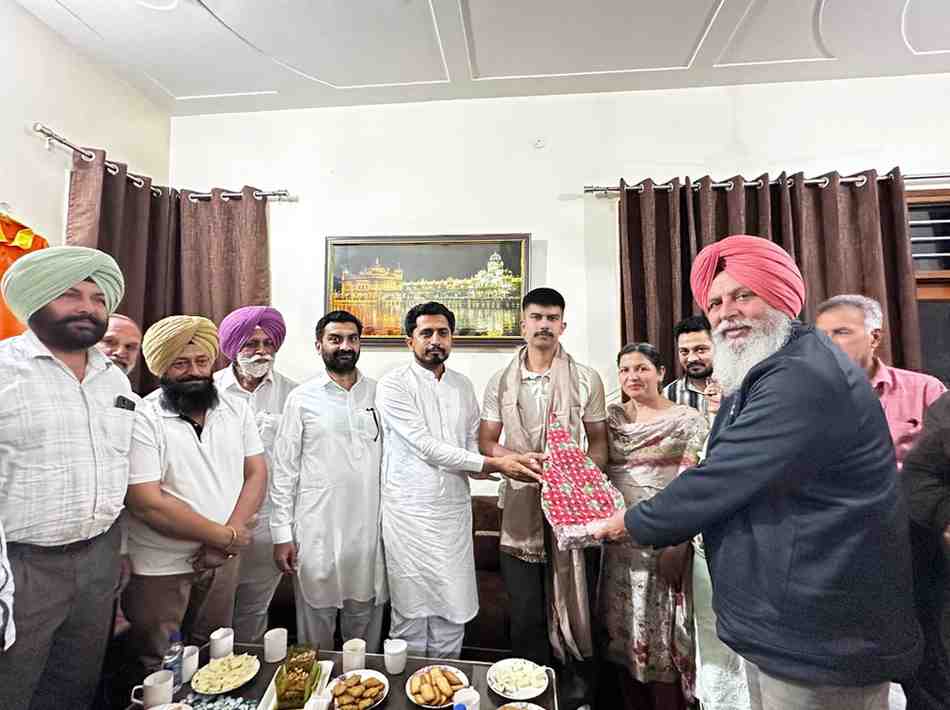 ਸੀ.ਡੀ.ਐਸ. ਪ੍ਰੀਖਿਆ ਵਿੱਚ ਚੌਥਾ ਆਲ ਇੰਡੀਆ ਰੈਂਕ ਹਾਸਲ ਕਰਨ ਤੇ ਸੁਖਰਾਜ ਸਿੰਘ ਹੀਰਾ ਦਾ ਵਿਧਾਇਕ ਚੱਢਾ ਨੇ ਕੀਤਾ ਸਨਮਾਨ 