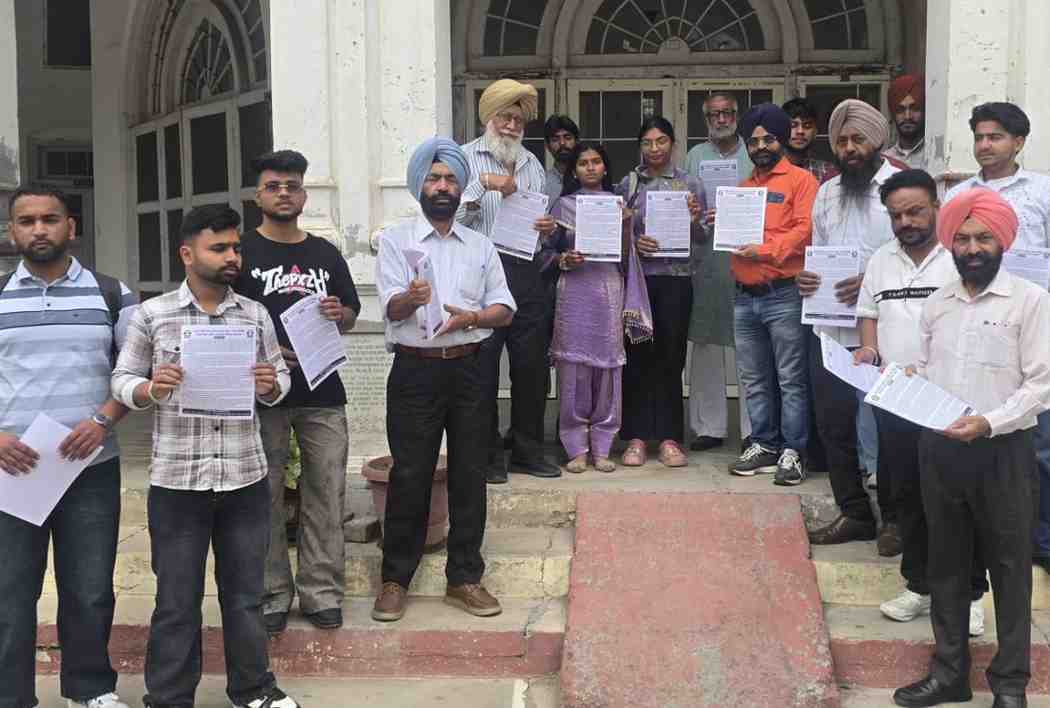 ਸਿਵਲ ਸੁਸਾਇਟੀ ਮੋਗਾ ਨੇ ਡੀ ਐਮ ਕਾਲਜ ਸੰਸਥਾਵਾਂ ਵਿੱਚ ਪੈੰਫਲਿਟ ਵੰਡਕੇ ਸੰਸਥਾਵਾਂ ਨੂੰ ਬਚਾਉਣ ਦਾ ਸੰਘਰਸ਼ ਵਿੱਢਿਆ