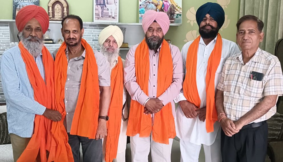 ਵਿਜੈ ਸ਼ਰਮਾ ਟਿੰਕੂ ਨੇ ਰਣਜੀਤ ਸਿੰਘ ਨਗਲੀਆਂ ਨੂੰ ਚੇਅਰਮੈਨ ਬਣਨ ਤੇ ਕੀਤਾ ਸਨਮਾਨਿਤ