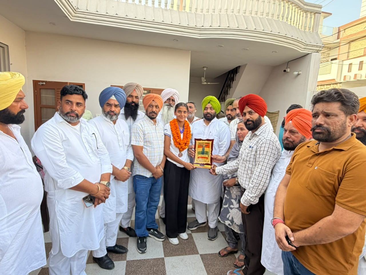 ਏਸ਼ੀਆ ਕੱਪ ਜੇਤੂ ਹਾਕੀ ਖਿਡਾਰਨ ਰਸ਼ਮੀਨ ਕੌਰ ਹਾਂਡਾ ਦਾ ਆਸ਼ੂ ਬੰਗੜ ਕਾਂਗਰਸ ਵੱਲੋਂ ਸ਼ਾਨਦਾਰ ਸਵਾਗਤ