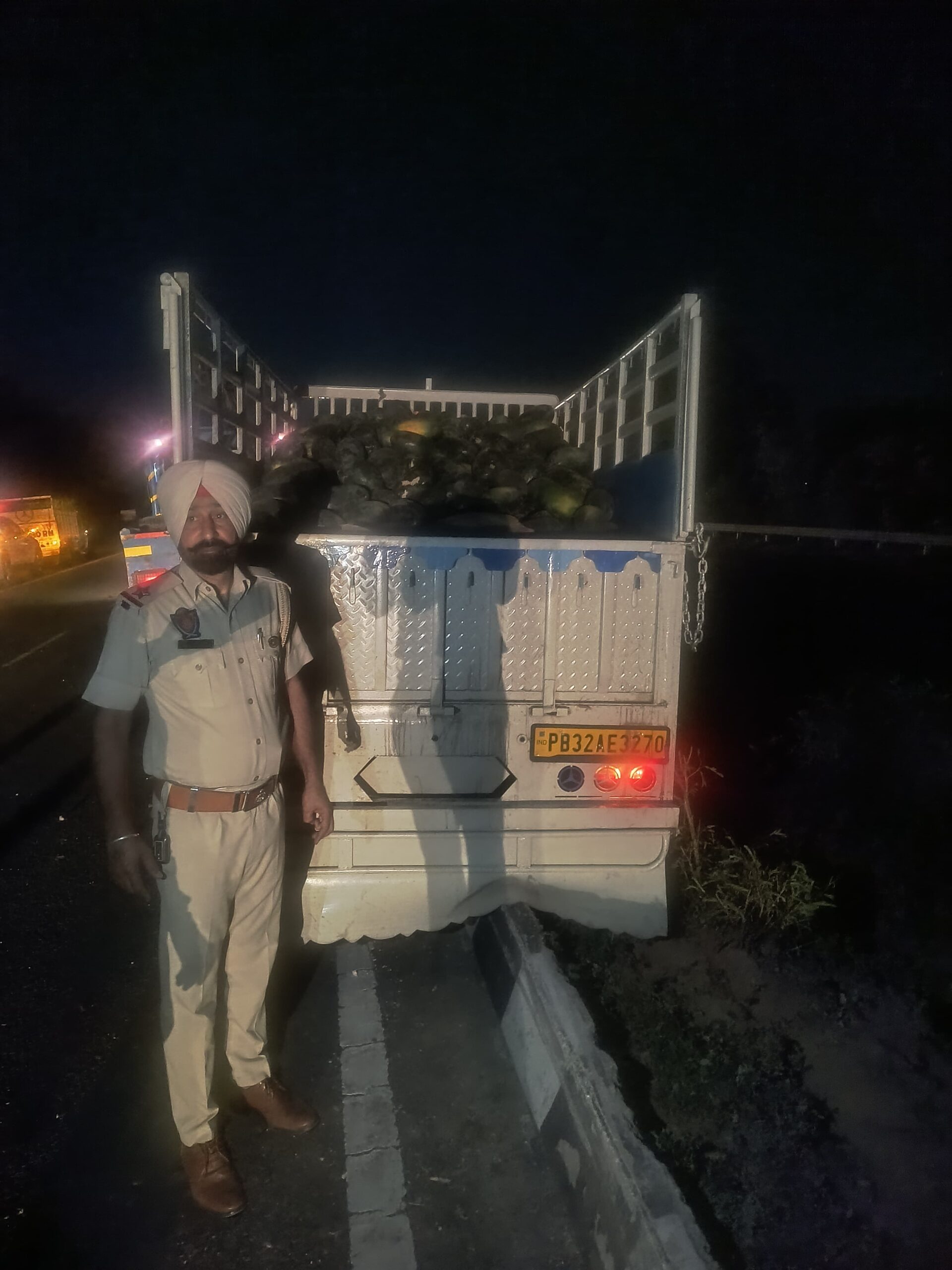 ਬਲੈਰੋ ਪਿੱਕਅਪ ਜੀਪ ਦਾ ਸੰਤੁਲਨ ਵਿਗੜਨ ਨਾਲ ਗੱਡੀ ਬੈਕਾਬੂ ਹੋ ਕੇ ਡਿਵਾਈਡਰ ਤੇ ਜਾ ਚੜ੍ਹੀ ਜਾਨੀ ਨੁਕਸਾਨ ਦਾ ਬਚਾਅ ਗੱਡੀ ਨੁਕਸਾਨੀ ਗਈ