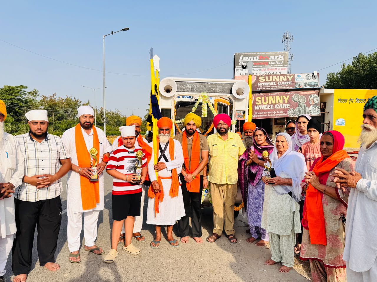 ਡੇਰਾ ਬਾਬਾ ਨਾਨਕ ਤੋਂ ਸ੍ਰੀ ਹੇਮਕੁੰਟ ਸਾਹਿਬ ਤੱਕ 32ਵੀਂ ਮਹਾਨ ਪੈਦਲ ਯਾਤਰਾ ਦਾ ਕਾਠਗੜ੍ਹ ਮੋੜ ਪਹੁੰਚਣ ’ਤੇ ਕਲੇਰ ਪਰਿਵਾਰ ਵੱਲੋਂ ਭਰਵਾਂ ਸਵਾਗਤ, ਲਗਾਏ ਅਟੁੱਟ ਲੰਗਰ