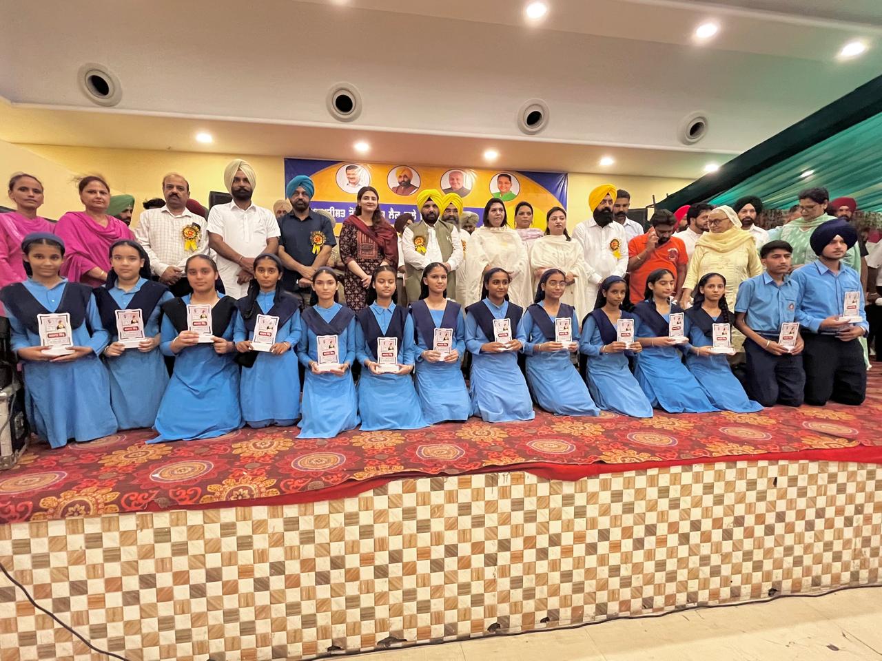 ਦਸ਼ਮੇਸ਼ ਸਕੂਲ ਮਹਿਤਾ ਦੇ ਅੱਠਵੀਂ, ਦਸਵੀਂ, ਬਾਰਵੀਂ ਕਲਾਸ ਦੇ 90% ਤੋਂ ਵੱਧ ਅੰਕ ਲੈਣ ਵਾਲੇ ਵਿਦਿਆਰਥੀਆਂ ਦਾ ਕੈਬਨਿਟ ਮੰਤਰੀ ਵੱਲੋਂ ਸਨਮਾਨ।