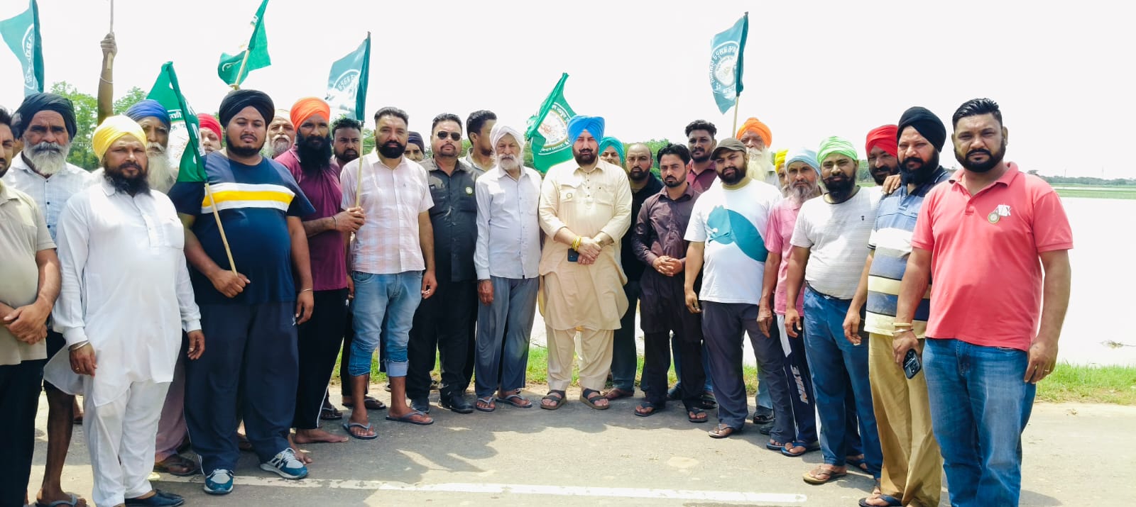 ਨਿਕਾਸੀ ਨਾ ਹੋਣ ਕਾਰਨ ਬਰਸਾਤੀ ਪਾਣੀ ਨਾਲ ਡੁੱਬਿਆ ਪਿੰਡ ਸਾਹਲ ਦੀਆਂ ਫਸਲਾਂ, ਘਰਾਂ ਵਿੱਚ ਵੀ ਵੜਿਆ ਪਾਣੀ   ਸਮੱਸਿਆ ਦਾ ਹੱਲ ਨਹੀਂ ਨਿਕਲਦਾ ਤਾਂ ਆਉਣ ਵਾਲੇ ਵਿਧਾਨ ਸਭਾ ਚੋਣਾਂ ਵਿੱਚ ਸਾਰੀਆਂ ਪਾਰਟੀਆਂ ਦਾ ਪਿੰਡ ਵੱਲੋਂ ਮੁਕੰਮਲ ਤੌਰ ਤੇ ਕੀਤਾ ਜਾਵੇਗਾ ਬਾਈਕਾਟ :- ਪਿੰਡ ਵਾਸੀ 