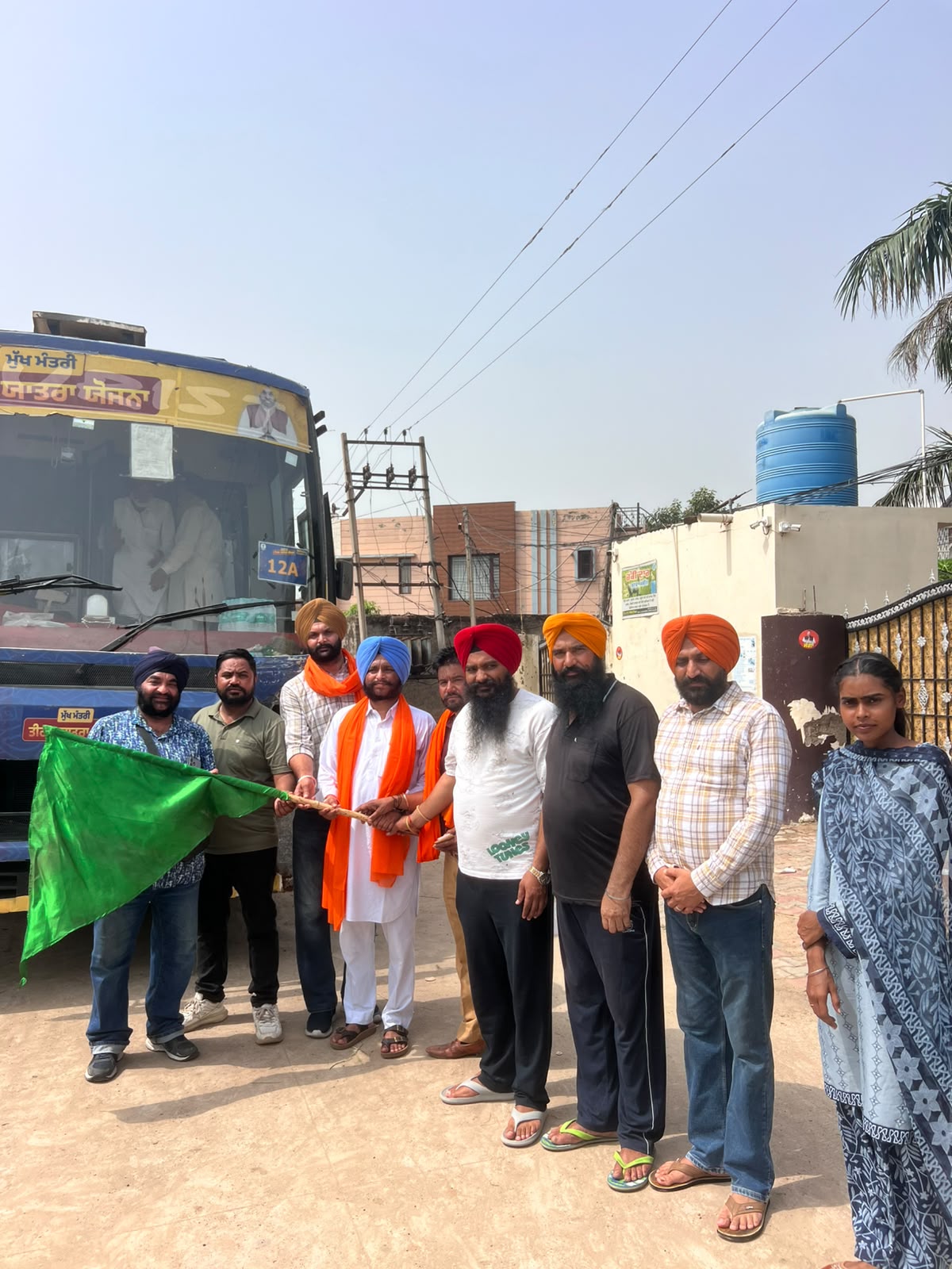 ਤਿੰਨ ਬੱਸਾਂ ਨੂੰ ਝੰਡੀ ਦੇਕੇ ਸ਼੍ਰੀ ਅਮਿ੍ਤਸਰ ਸਾਹਿਬ ਗੁਰੂਧਾਮਾਂ ਦੇ ਦਰਸ਼ਨਾਂ ਲਈ ਸੰਗਤਾਂ ਰਵਾਨਾਂ 