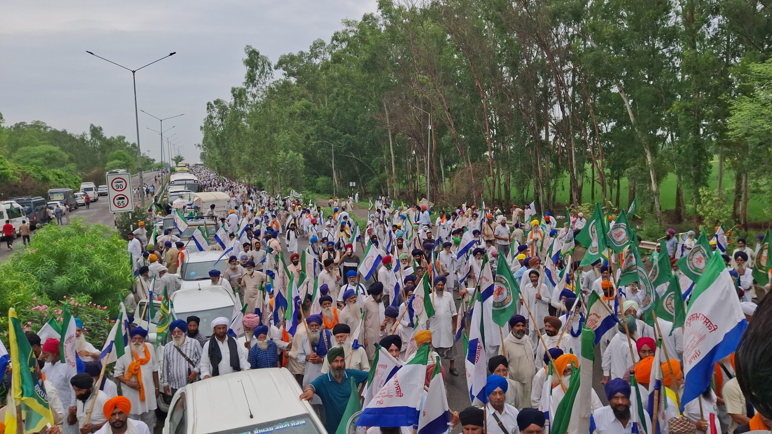 ਸ਼ੰਭੂ ਬਾਰਡਰ ‘ਤੇ ਕਿਸਾਨਾਂ ਨੂੰ ਦਿੱਲੀ ਜਾਣ ਤੋਂ ਰੋਕਿਆ, ਪੰਧੇਰ ਨੇ ਕੇਂਦਰ ਤੇ ਹਰਿਆਣਾ ਸਰਕਾਰ ‘ਤੇ ਲੋਕਤੰਤਰ ਦਾ ਘਾਣ ਕਰਨ ਦੇ ਲਾਏ ਦੋਸ਼