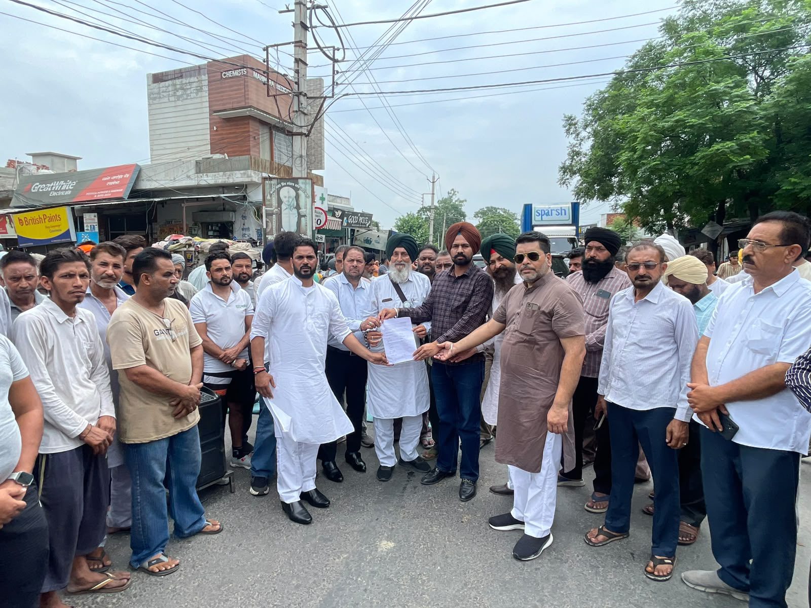 ਬਿਜਲੀ ਕੱਟਾਂ ਤੋਂ ਪ੍ਰੇਸ਼ਾਨ ਲੋਕਾਂ ਨੇ ਸਰਹਿੰਦ- ਪਟਿਆਲ਼ਾ ਰੋਡ ਤੇ ਦਿੱਤਾ ਧਰਨਾ