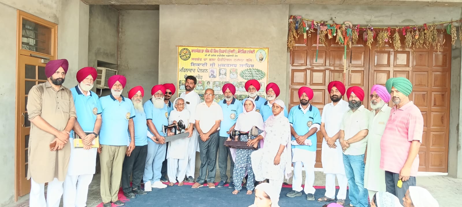 ਬੇਰੁਜ਼ਗਾਰਾਂ ਨੂੰ ਤਕਨੀਕੀ ਸਿੱਖਿਆ ਦੇ ਕੇ ਡਾ ਓਬਰਾਏ ਨੇ ਰੋਜ਼ਗਾਰ ਸ਼ੁਰੂ ਕਰਨ ਲਈ ਦਿੱਤੀਆਂ ਸਿਲਾਈ ਮਸ਼ੀਨਾਂ 