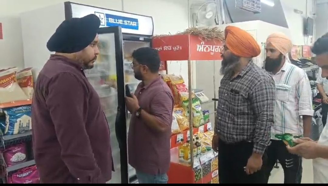 ਪੀਜ਼ਾ ‘ਚੋਂ ਨਿਕਲੀ ਜ਼ਿੰਦਾ ਸੁੰਡੀ, ਫਾਸਟ ਫੂਡ ਵਾਲੇ ਕਰ ਰਹੇ ਲੋਕਾਂ ਦੀ ਸਿਹਤ ਨਾਲ ਖਿਲਵਾੜ  ਮਿਆਦ ਪੁੱਗਾ ਸਮਾਨ ਵੇਚਣ ‘ਤੇ ਕਰਿਆਨਾ ਸਟੋਰ ‘ਤੇ ਵੀ ਕਾਰਵਾਈ